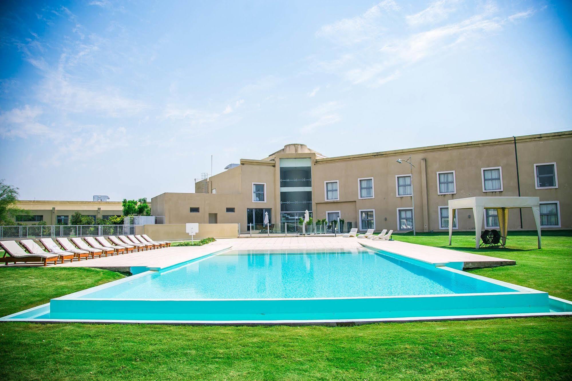 Amerian Villa Maria Park Hotel ภายนอก รูปภาพ